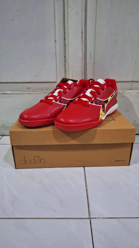 Diadora size 41 - Sepatu Guscar Futsal Original Merah