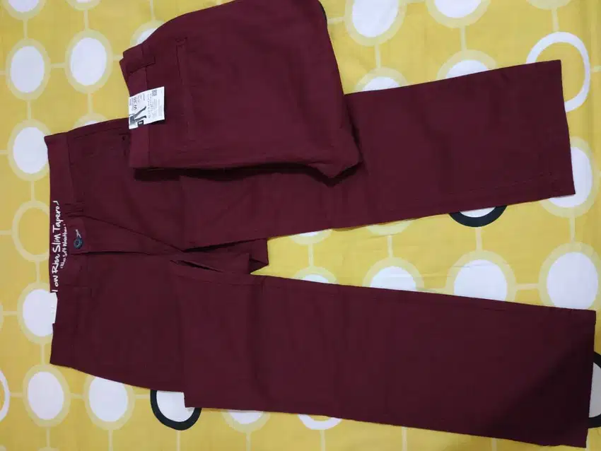 Giordano size 30 - Celana panjang Slim Tapered Maroon Original