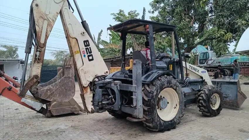 Jual Backhoe Loader Terex 820 Tahun 2013