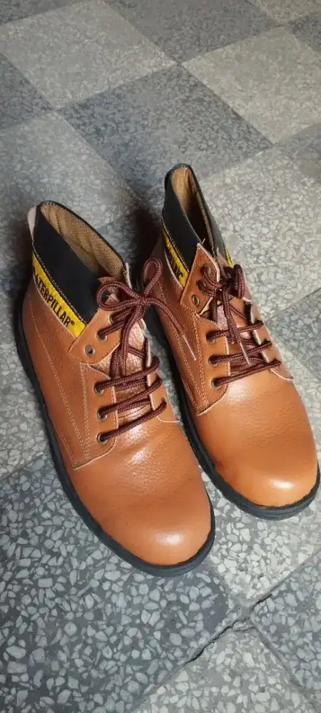 Sapatu safety untuk kerja.