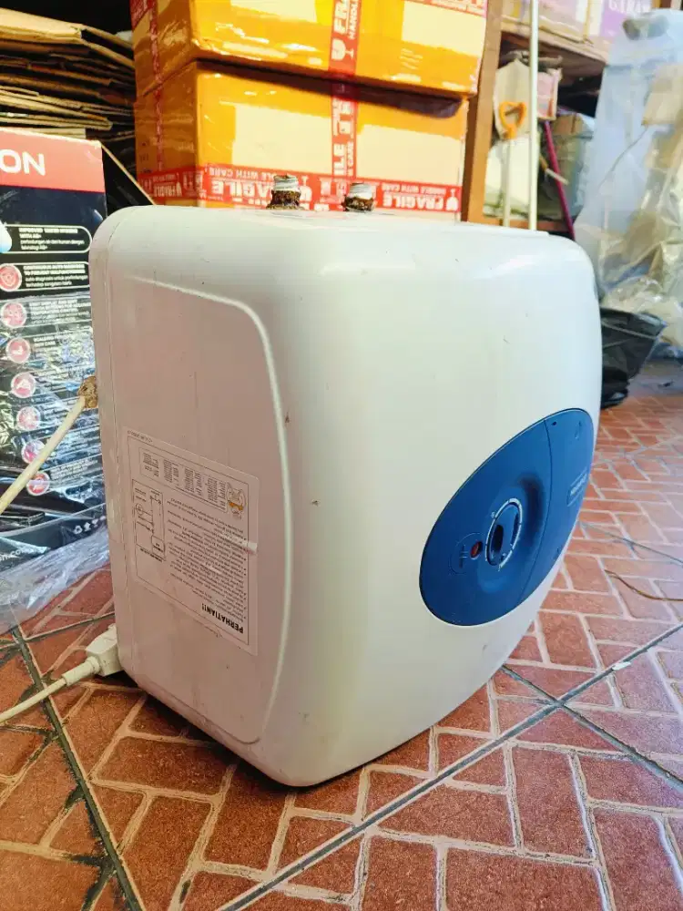 Dijual water heater pemanas air bekas ariston made in italy italia oke