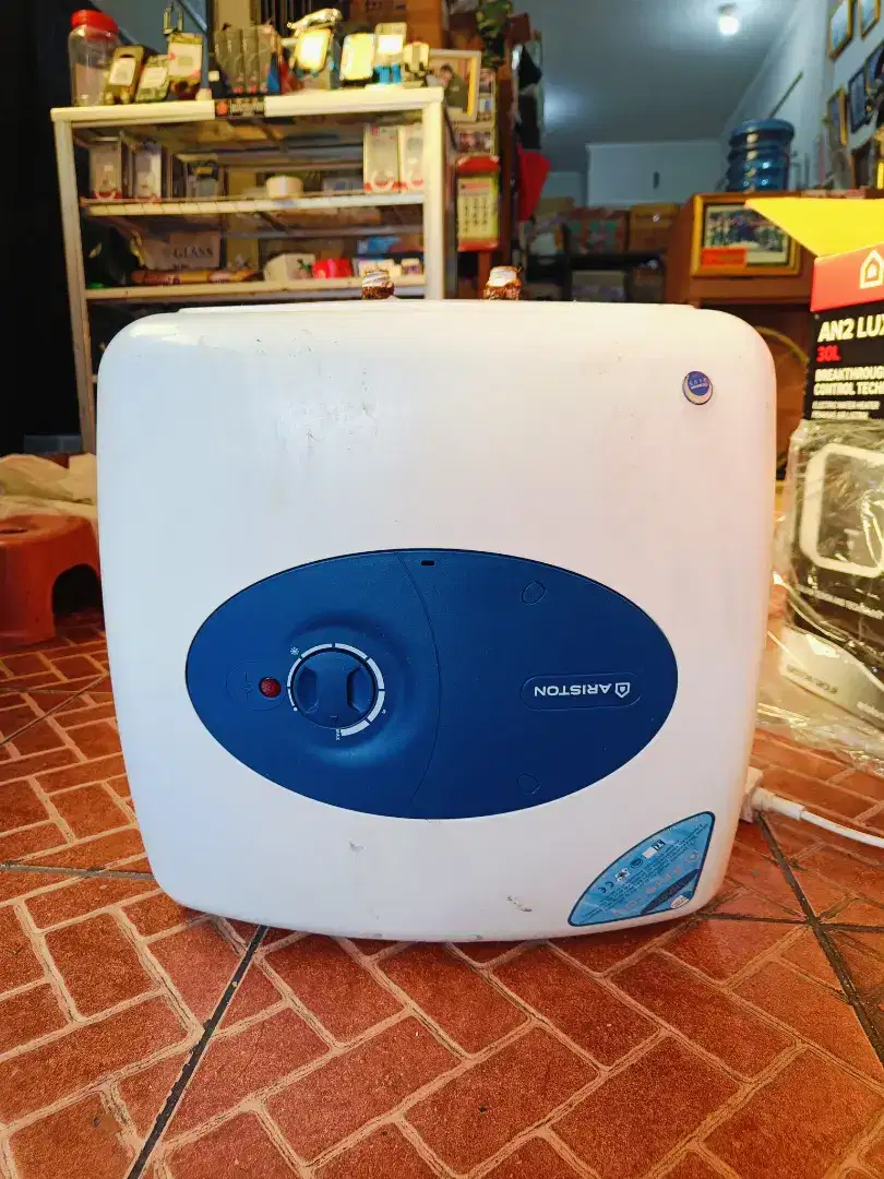 Dijual barang bekas water heater pemanas air ariston asli italy italia