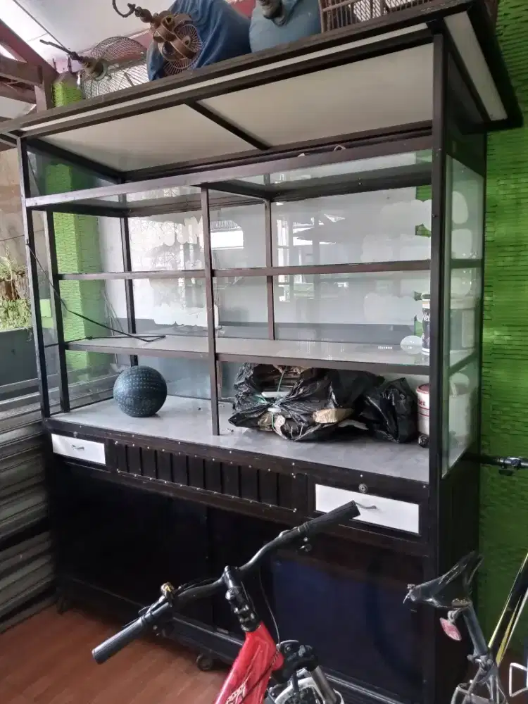 ETalase bekas seperti baru ada 2 yunit