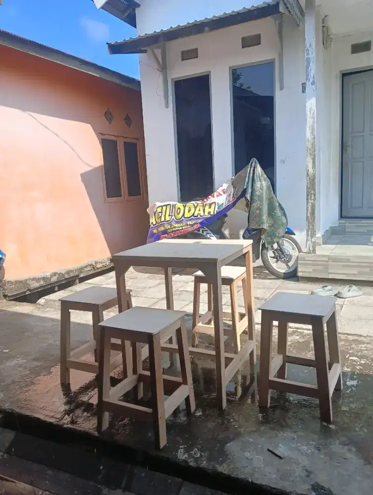 Meja makan + 4 kursi