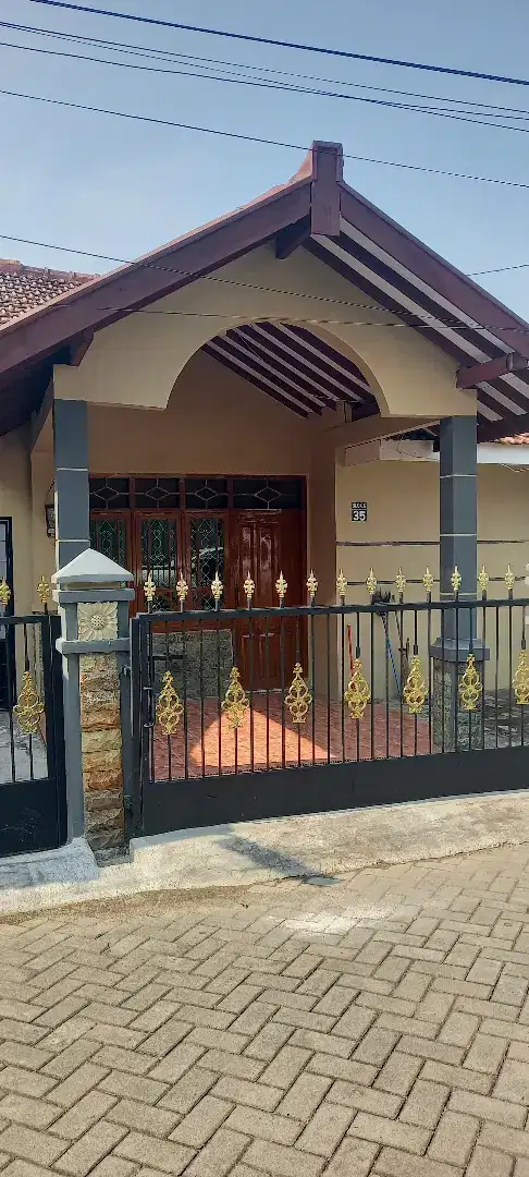 Rumah dikontrakan  Rp. 15.000.000 per tahun