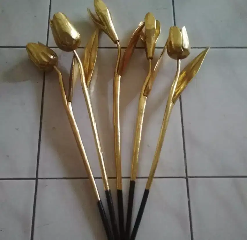 5 bh bunga Tulip kayu warna emas (Bali)