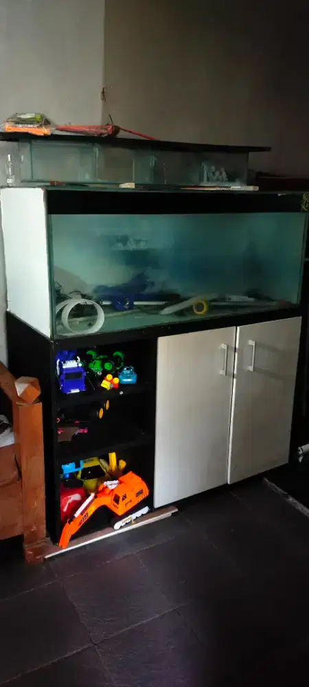 Aquarium besar 1set lemarinya. MURAHH