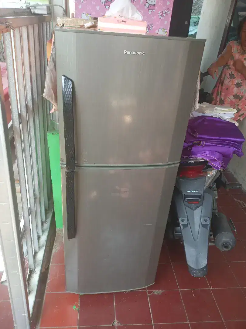 Di jual kulkas 2 pintu merek panasonic