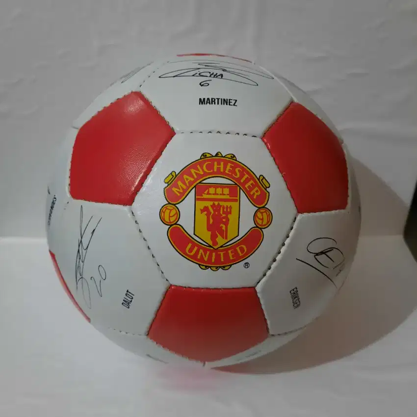 Limited Edition: Bola Sepak Manchester United Bertanda tangan