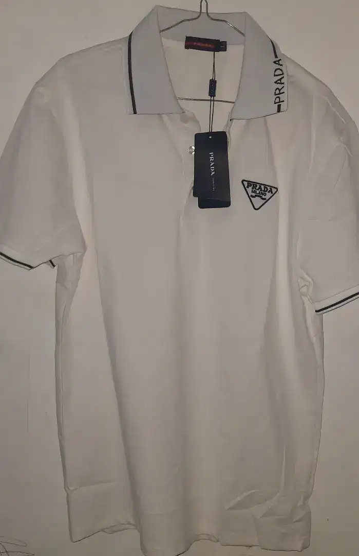 Polo kerah Prada