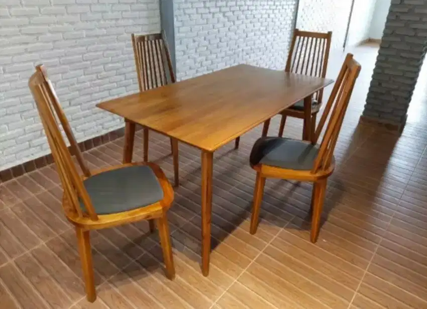 dijual set meja makan kayu, kondisi bagus, bonus kaca meja makan tebal