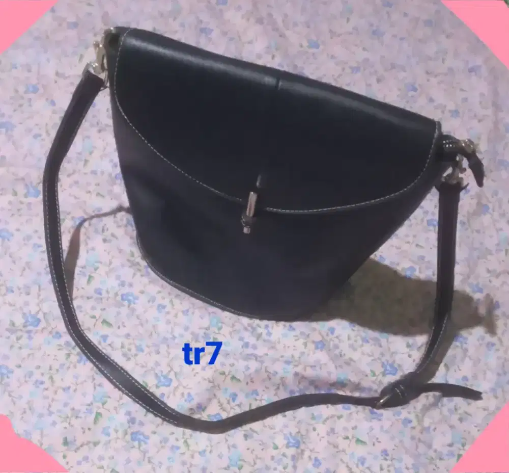 Tas brand selempang wanita