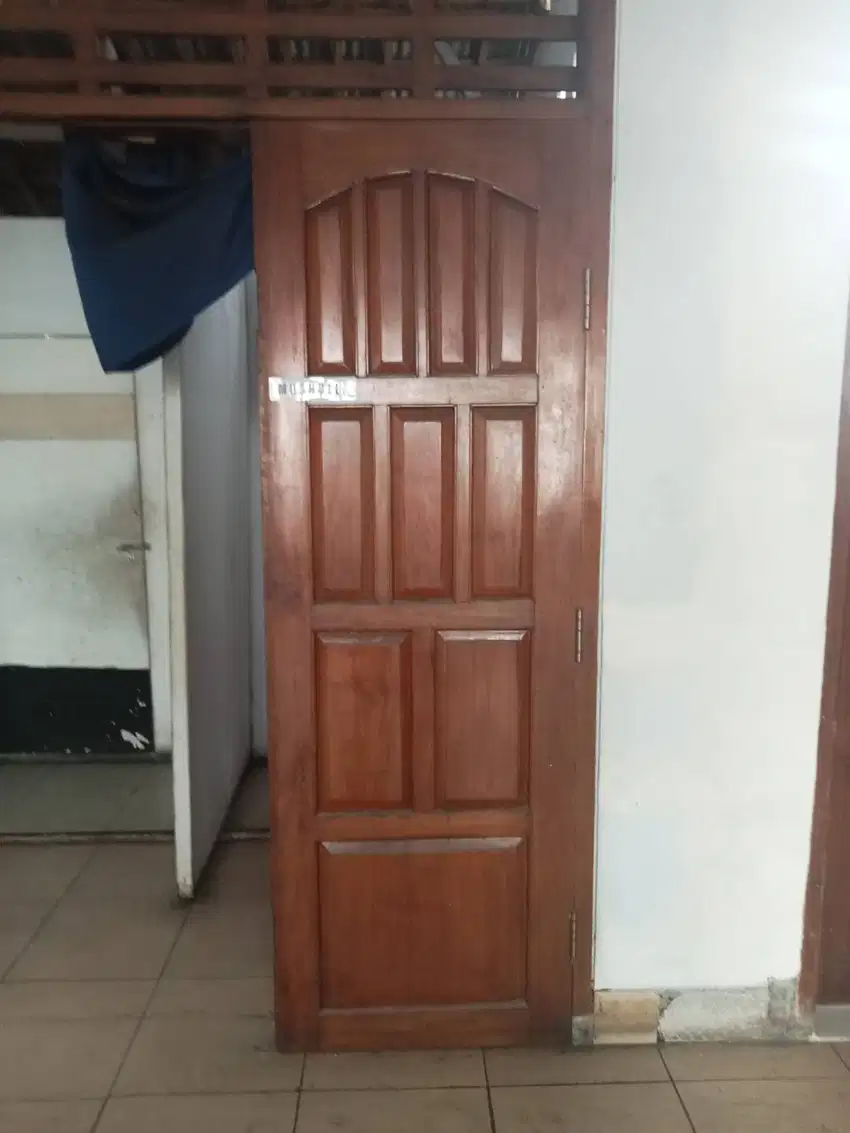 Pintu berbahan kayu jati