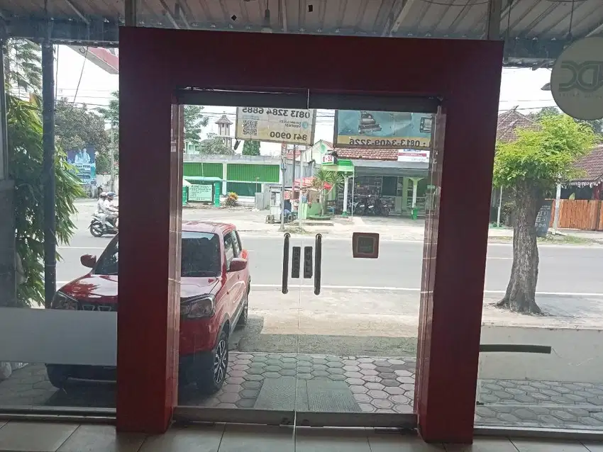 Pintu kaca dan gerbang