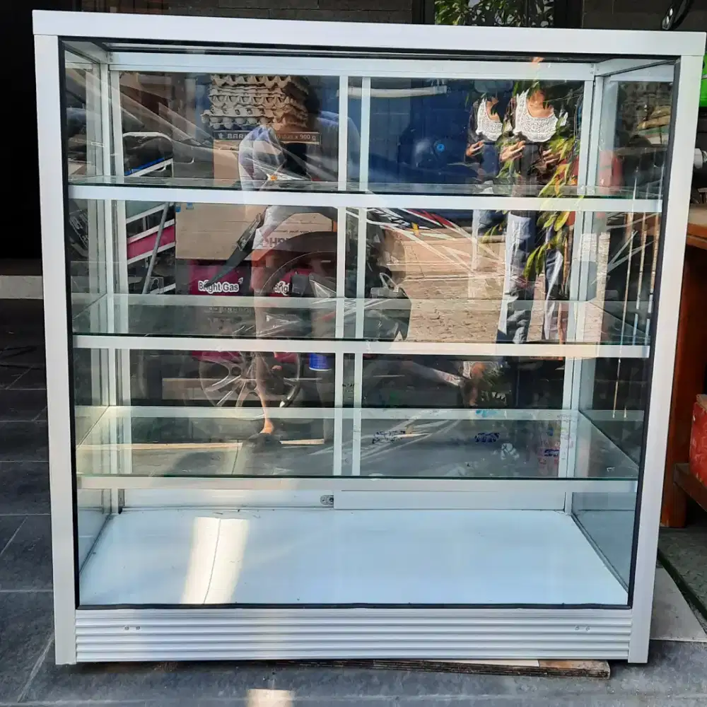Dijual Cepat Estalase Kaca