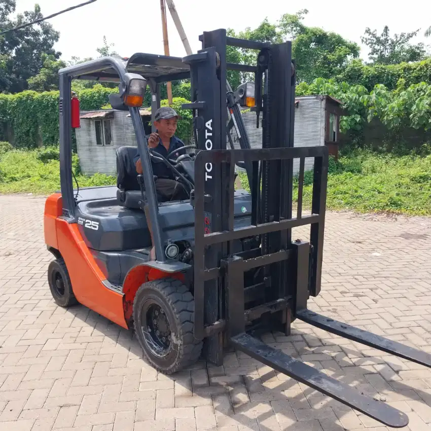 FORKLIFT TOYOTA 8FD25 MANUAL 3 METER TAHUN 2017