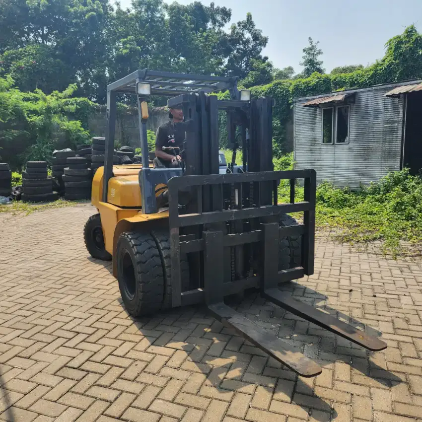 FORKLIFT TCM FD40 T9 TAHUN 2015