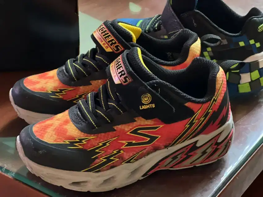 Sepatu Skechers anak bisa menyala