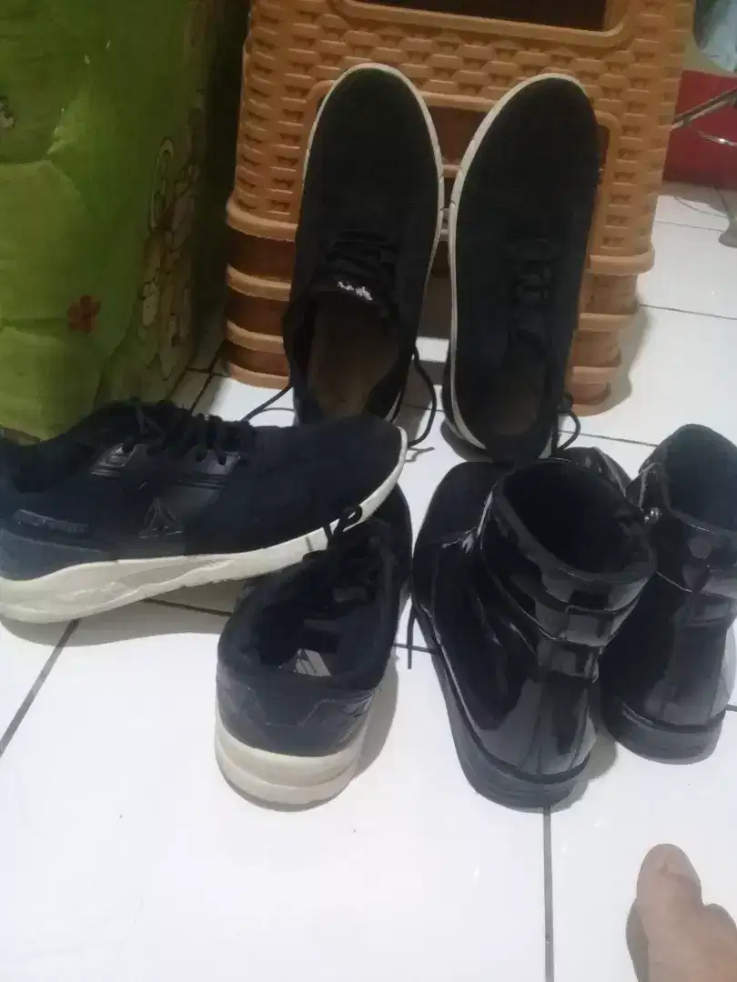 Sepatu ada 3 pasang