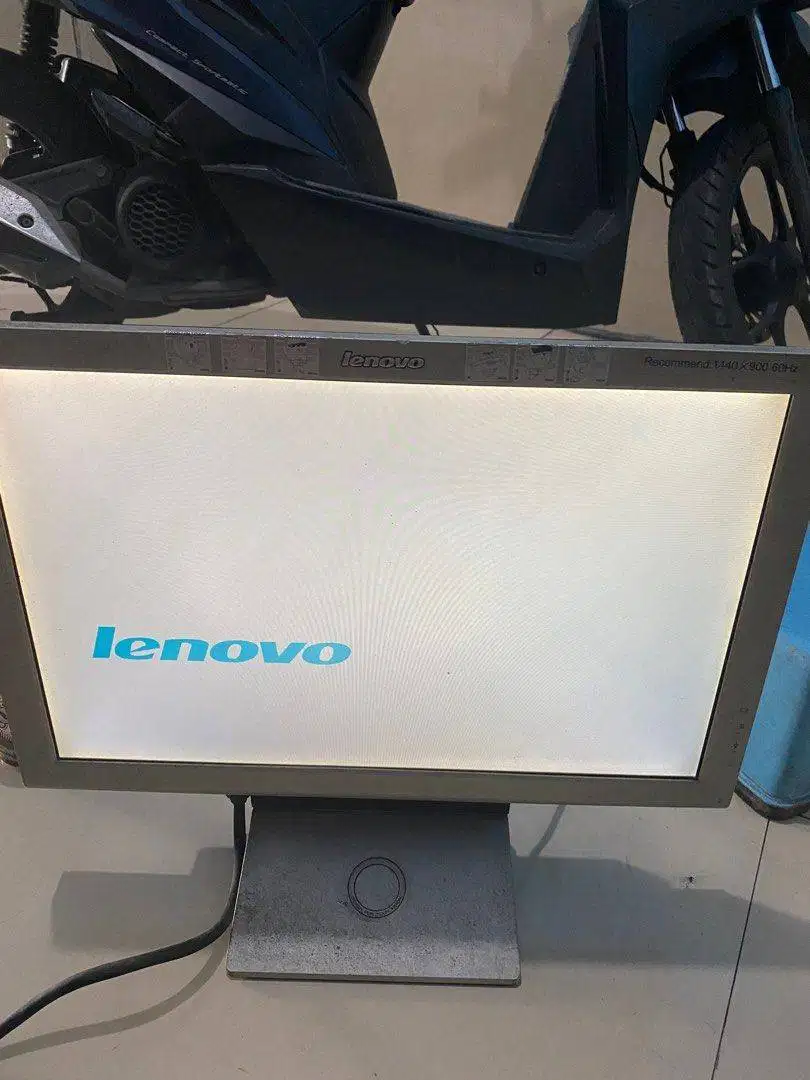 Monitor Lenovo L193 wide Bekas