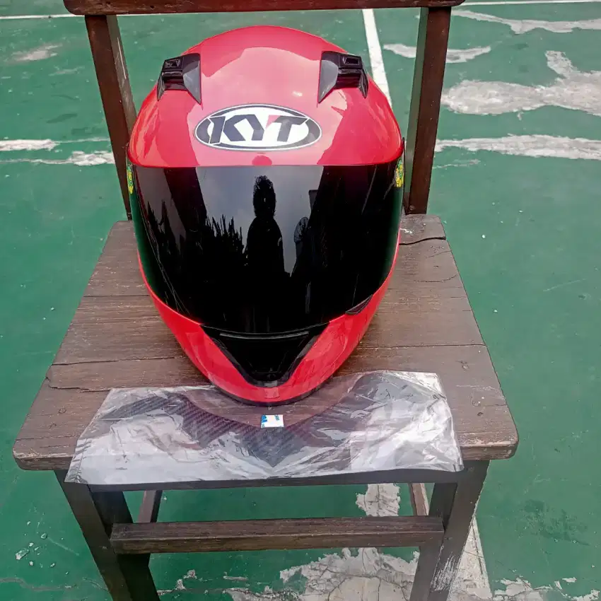 Helm KYT R10 Merah