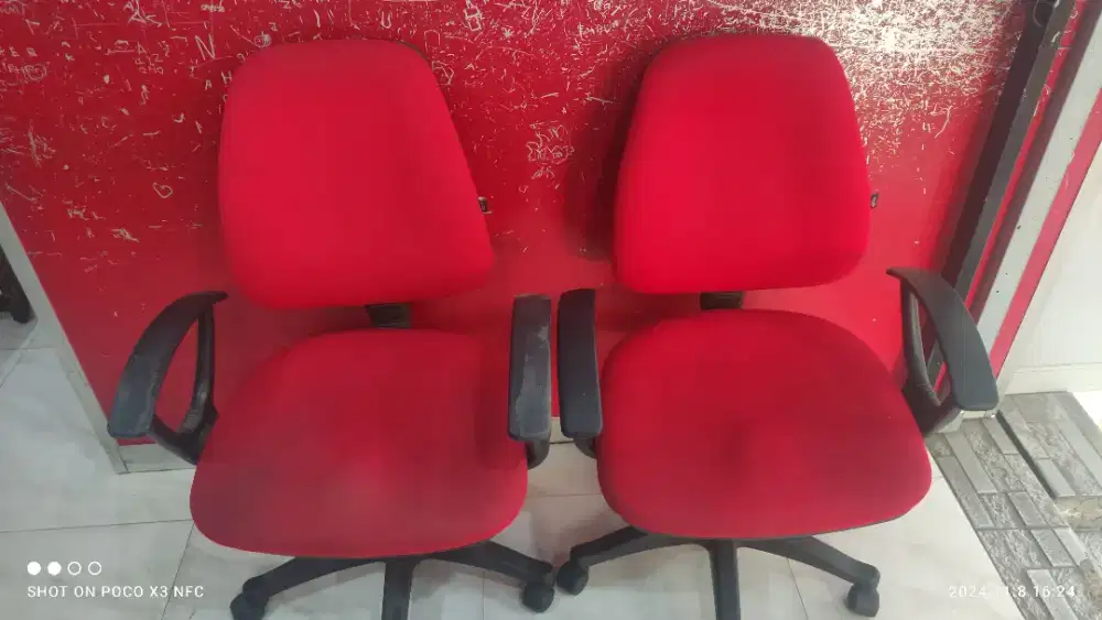 kursi kantor merah