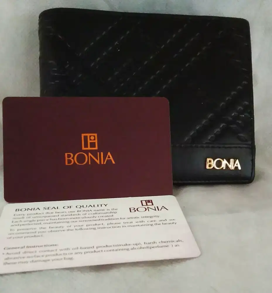 Dompet merek Bonia
