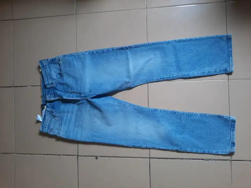 Celana jeans wanita merk Levi's