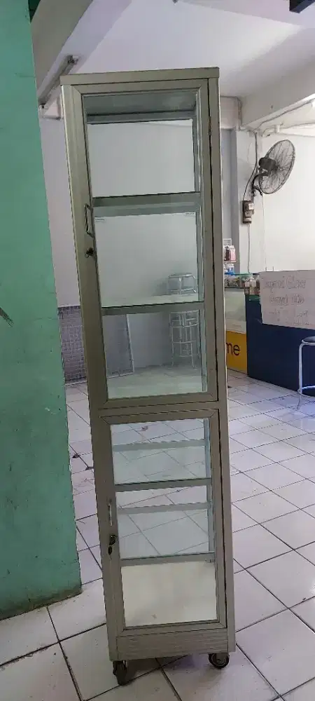 Etalase tinggi buat pajangan dagang