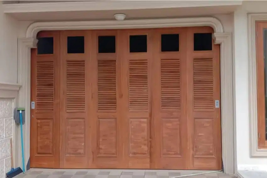 Pintu garasi kayu, terima pemasangan baru & service | bandung cimahi