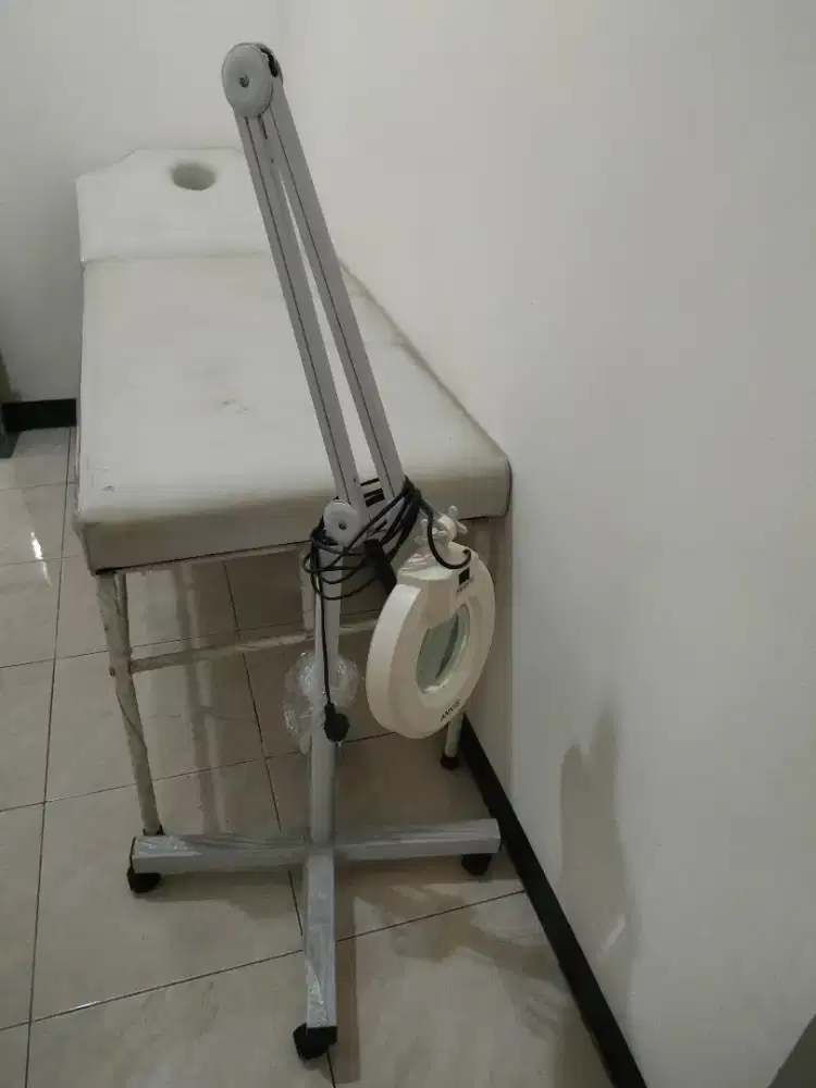 Kasur facial lubang dan lampu facial