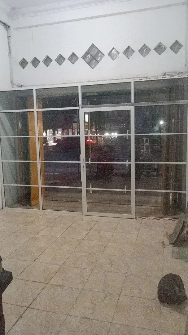 Pintu partisi sekat kaca