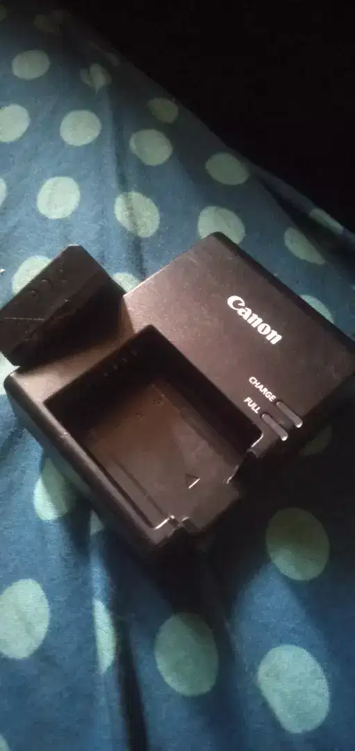 Charger + Batrai Fullset Camera Canon 1100d, 1200d, 1300d.