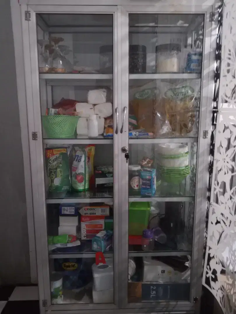 Lemari pajangan/ etalase