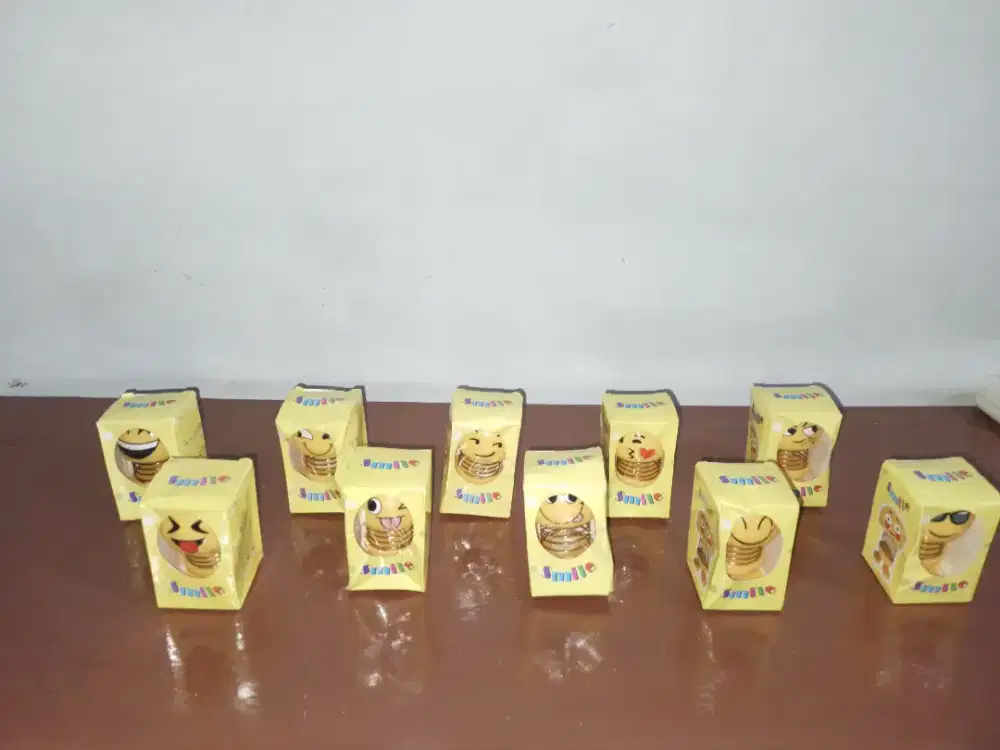 Pajangan emoji smile per kepala goyang ada10 model, P9cm L5cm, nego