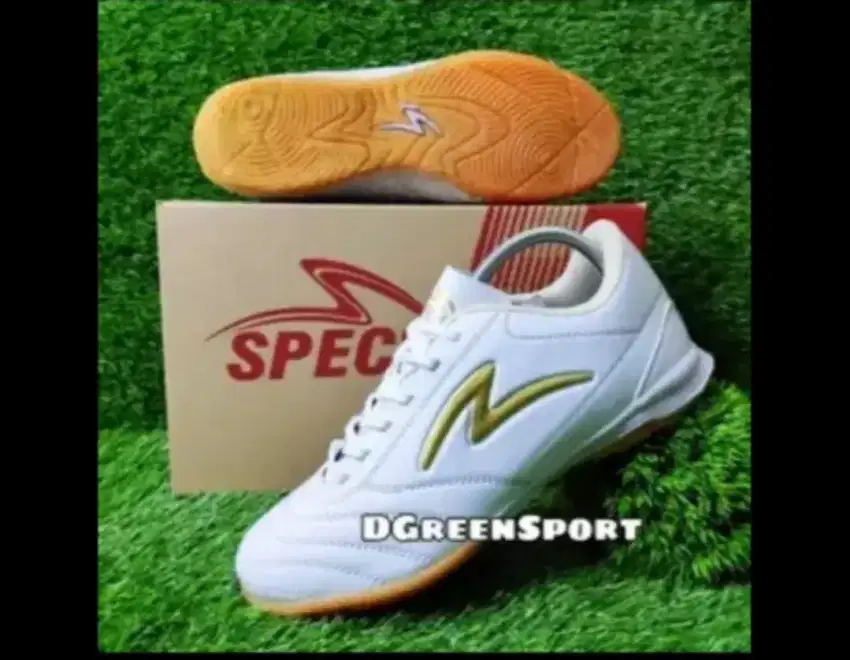 Sepatu futsal merek specs warna putih nomor 40  nego Alus ya,,,