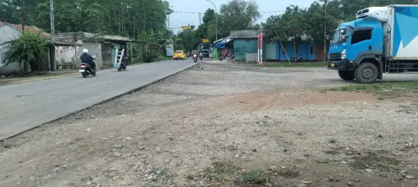 Tanah kosong Di pinggir jalan Raya petir