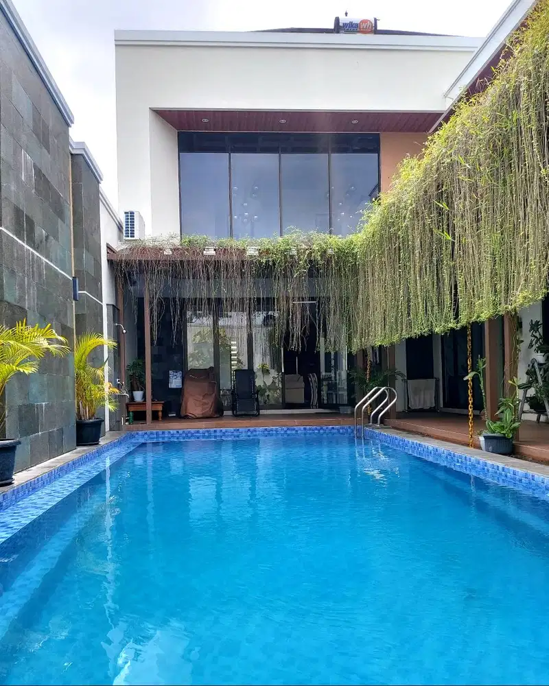Rumah Mewah dengan Kolam Renang dekat Jalan Gito Gati