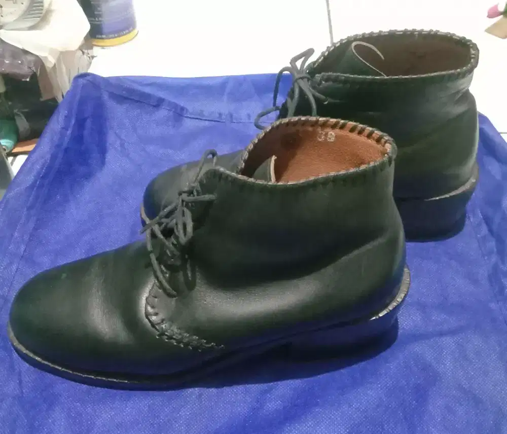 Sepatu kulit pantofel merk BUZZARD VERO EUOIO , no 38 hitam mulus.