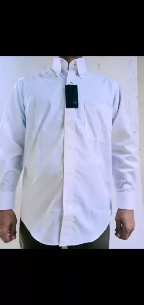 Kemeja  putih merek Aaron Gale
