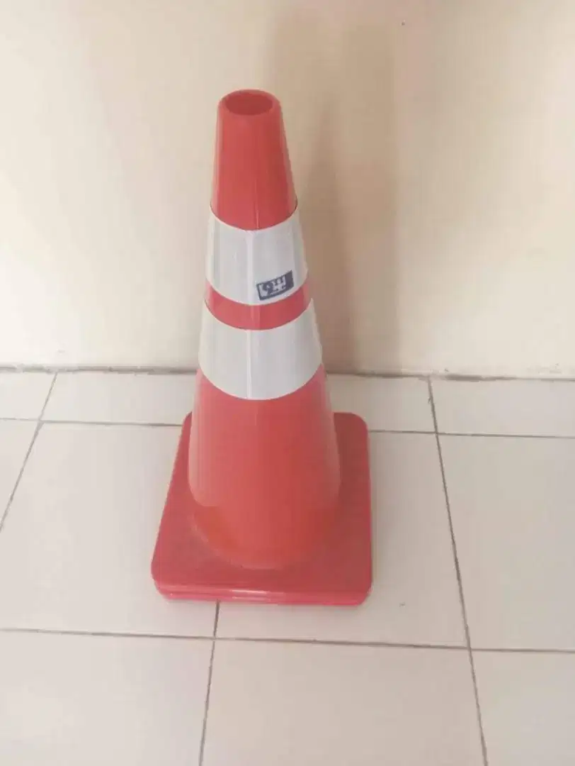 Traaffic cone (pembatas jalan)