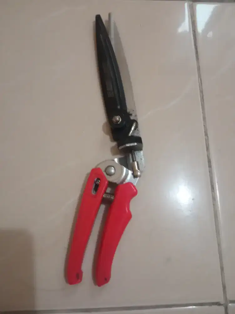 Jual cepat gunting rumput, daun, dan pohon