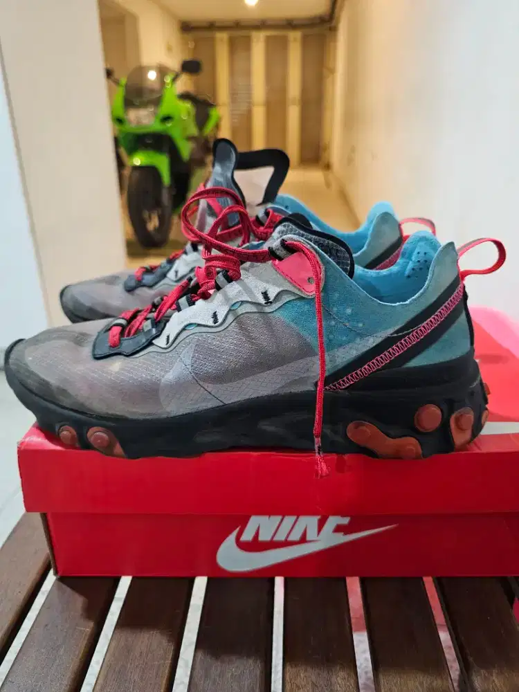 Sepatu nike react element 87 solar red