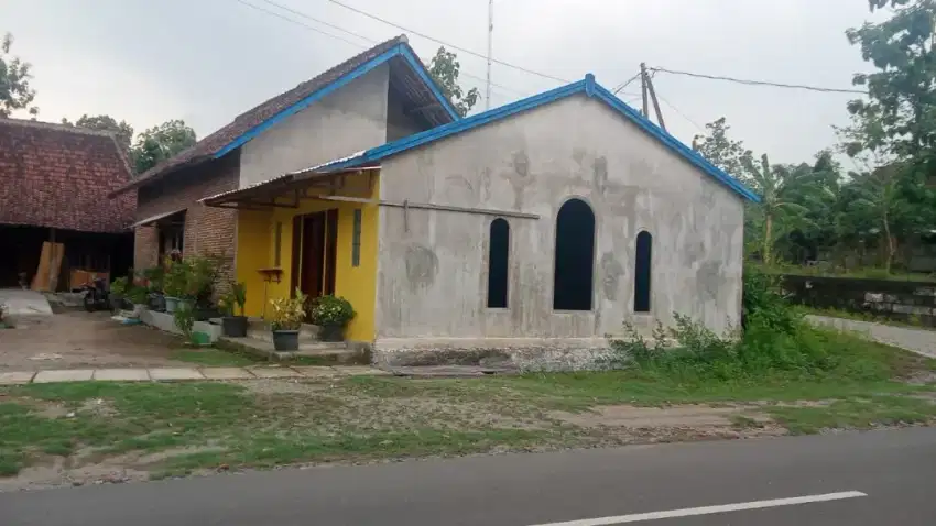 Di jual cepat rumah murah tepi jln Raya guyung gerih kb. Ngawi