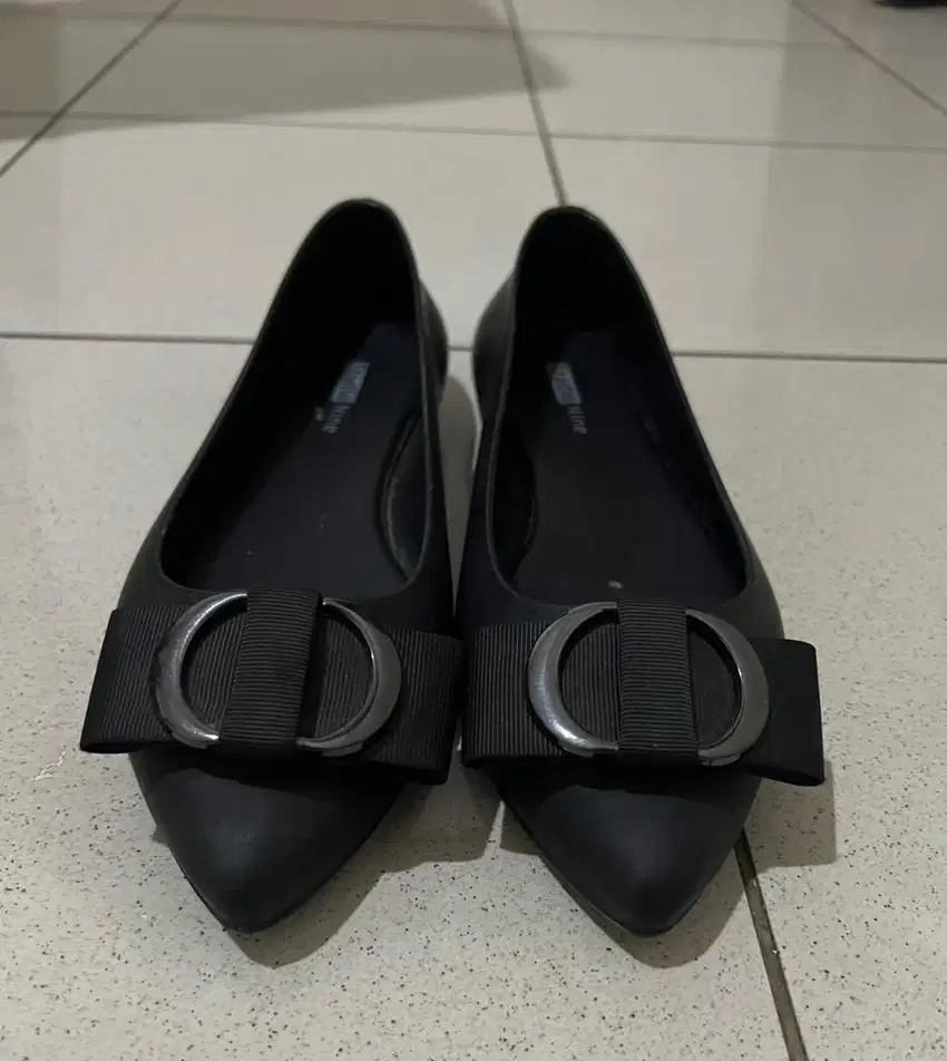 Sepatu hitam Payless