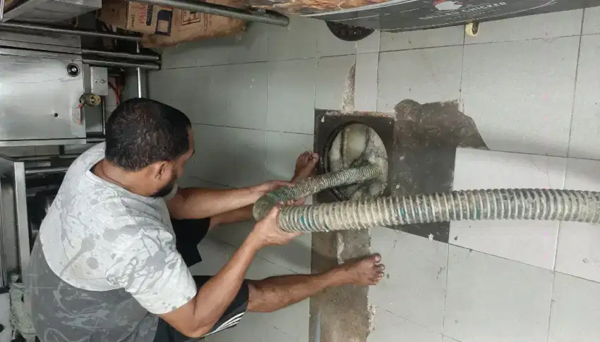 SEDOT WC PENUH TEMBAK MAMPET TANPA BONGKAR. SENEN JAKARTA PUSAT