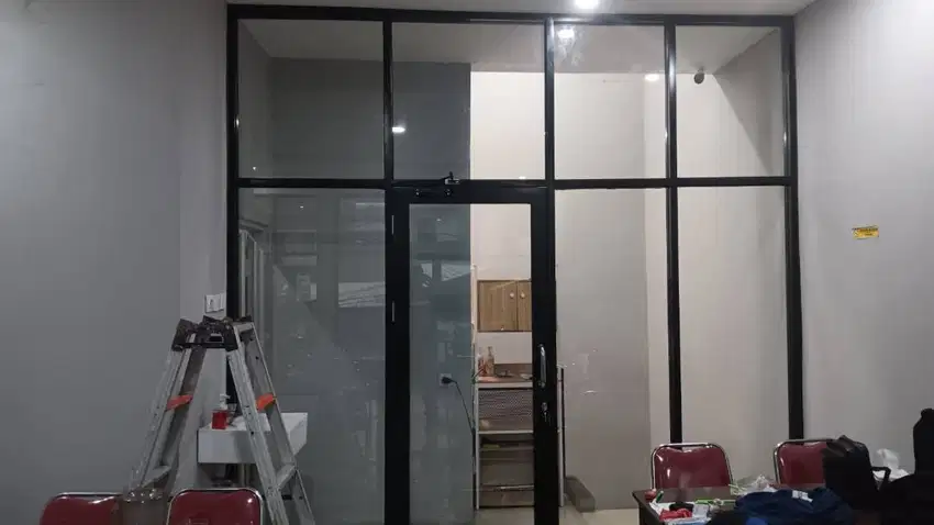 Pasang Partisi Gypsum + Kusen Alumuniu + Pintu + Kaca