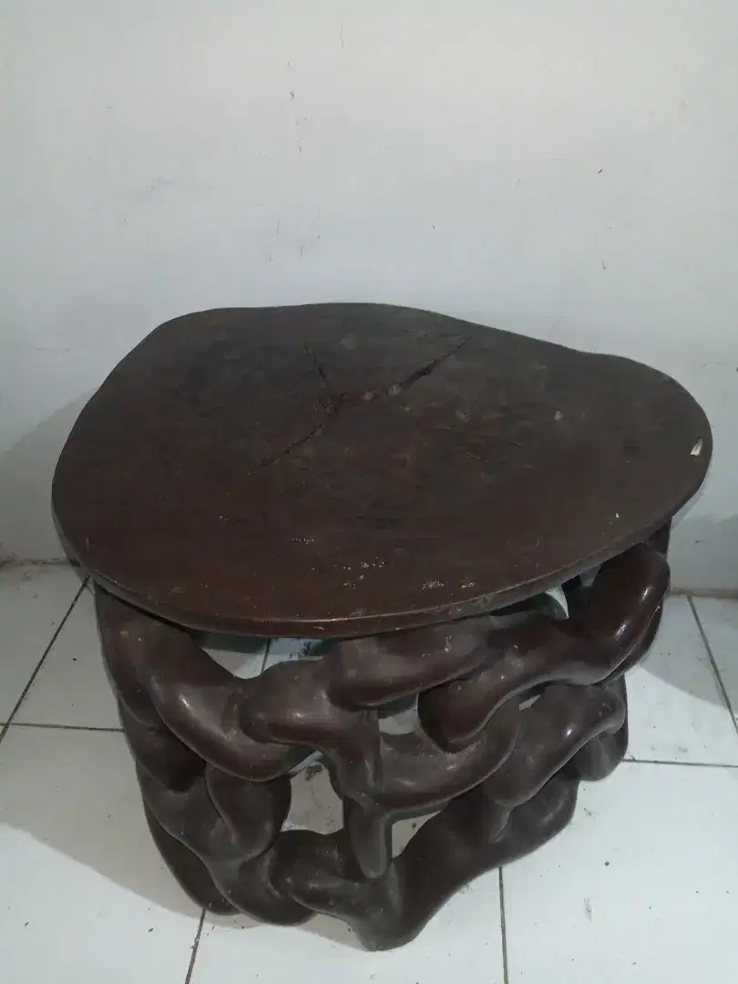 Meja kecil kayu antiq dibuat dari kayu utuh