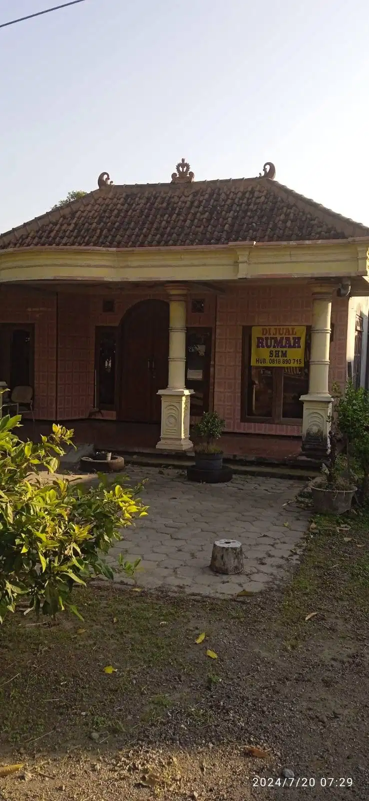 Rumah dekat pinggir jalan utama