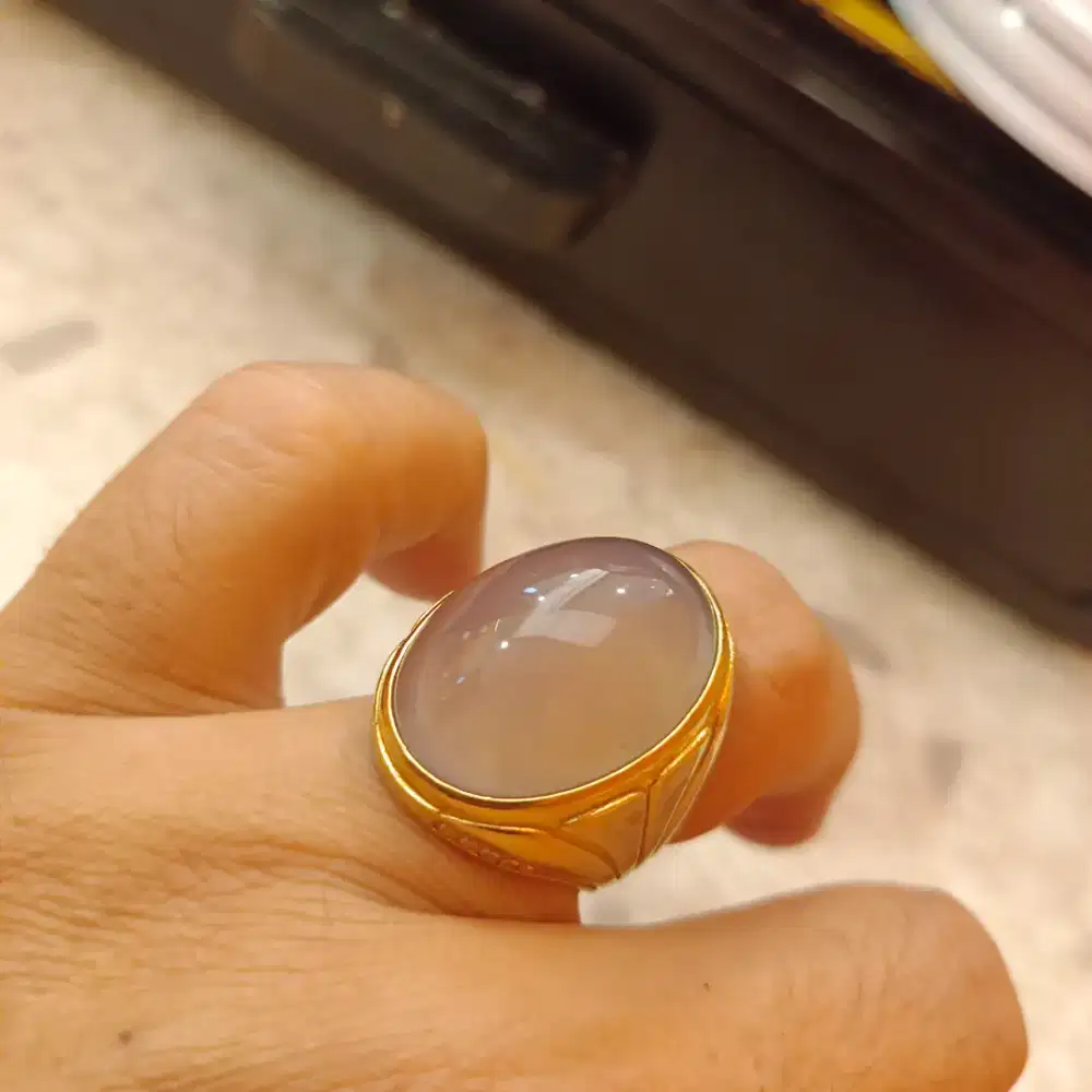 Batu bacan Obi unggu